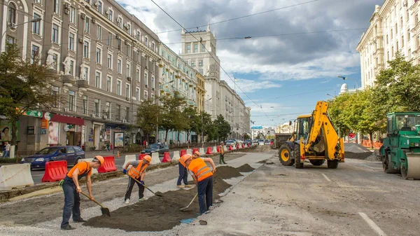 Бульдозер Рухається Розсіює Грунт Щебінь Дорозі Працівники Помаранчевій Формі Реконструкції — стокове фото