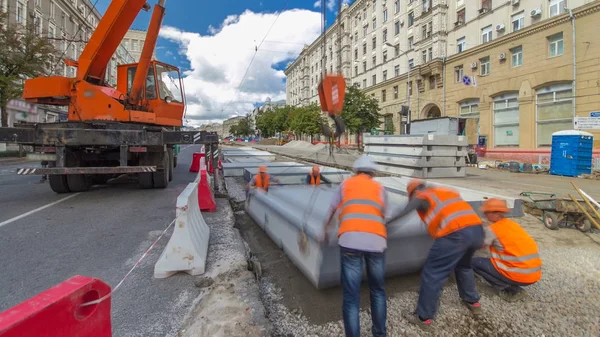 Установка Бетонних Плит Краном Будівельному Майданчику Хронометражним Перекриттям Промислові Робітники — стокове фото