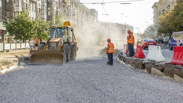 Buldozer taşır ve toprak ve moloz yol timelapse üzerinde yayılır. İş buldozer bir tramvay yeniden inşası üzerinde izler. Yol yapım aşamasında.