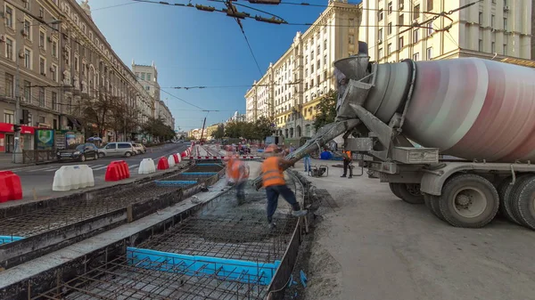 Trabajos Hormigón Para Construcción Carreteras Con Muchos Trabajadores Uniforme Máquina — Foto de Stock