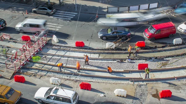 修复街道时间流逝的工程 在城市街道上铺设新的电车轨道 为电车安装新的现代铁轨 空中顶部视图 交叉口电车轨道的改造 — 图库照片
