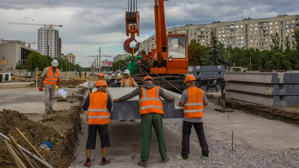 Встановлення Бетонних Плит Краном Будівельному Майданчику Промислові Робітники Твердими Капелюхами — стокове фото