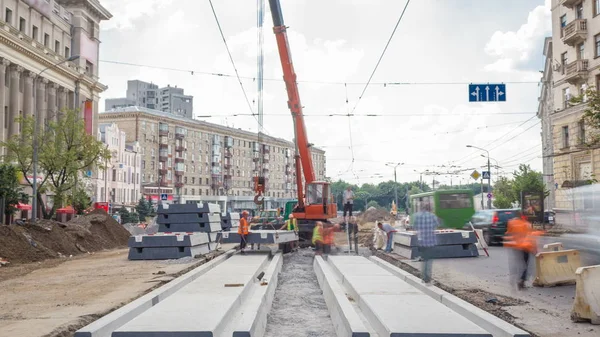 Memasang Pelat Beton Dengan Derek Lokasi Konstruksi Jalan Timelapse Pekerja — Stok Foto