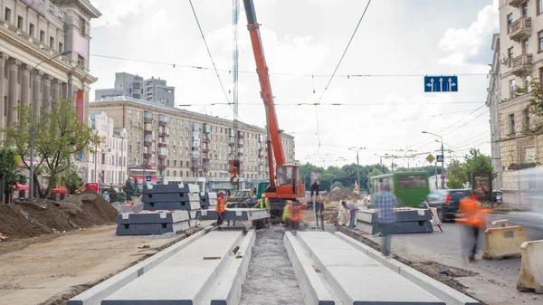 Встановлення Бетонних Плит Краном Будівельному Майданчику Промислові Робітники Твердими Капелюхами — стокове фото