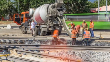 Hazır beton beton mikser timelapse tarafından yol yapmak için çelik takviye koyduktan sonra dökme. Tramvay parça yeniden inşası