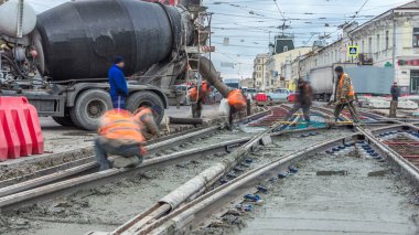Hazır beton beton mikser timelapse tarafından yol yapmak için çelik takviye koyduktan sonra dökme. Tramvay parça yeniden inşası