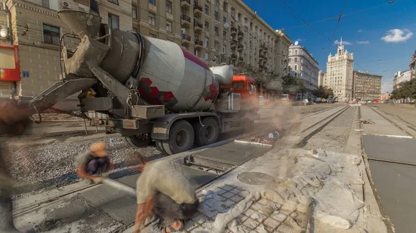 Beton Bekerja Untuk Konstruksi Jalan Dengan Banyak Pekerja Berseragam Dan — Stok Foto