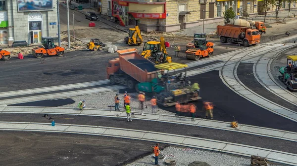 아스팔트 Timelapse Asphalting 사이트를 합니다 트램의 조감도 재건을 추적합니다 장비입니다 — 스톡 사진