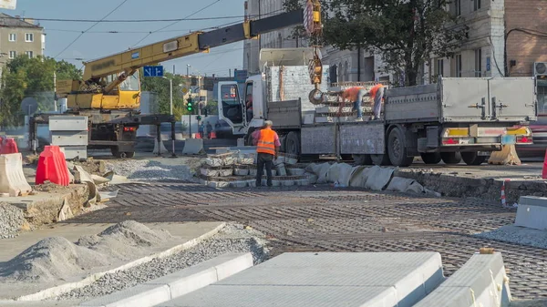 Guindaste Móvel Telescópico Construção Amarela Que Descarrega Dormentes Ferroviários Timelapse — Fotografia de Stock