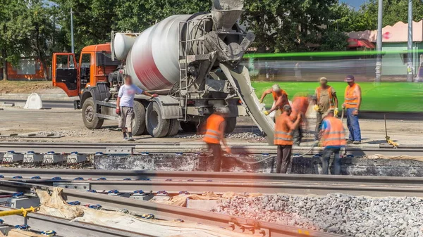 Pouring Ready Mixed Concrete Placing Steel Reinforcement Make Road Concrete — Stock Photo, Image
