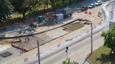 Beton yol bakım yapımı birçok işçi ve mikser timelapse ile çalışır. Hava üstten görünüm. Tramvay parça yeniden inşası