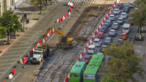 Camion industriel chargeuse excavatrice déplacer la terre et le déchargement dans un camion benne timelapse — Video