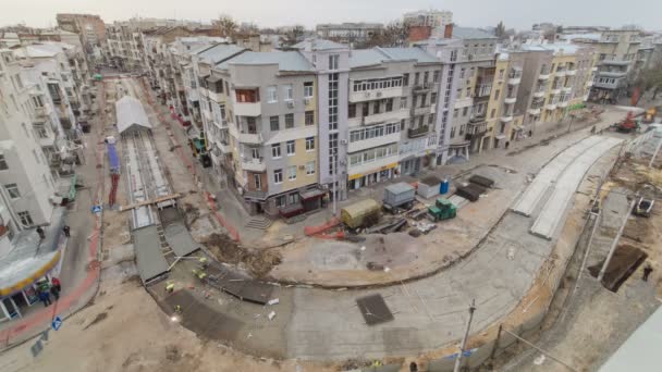 Trabajos de hormigón para la construcción de mantenimiento de carreteras con muchos trabajadores y timelapse mezclador — Vídeo de stock