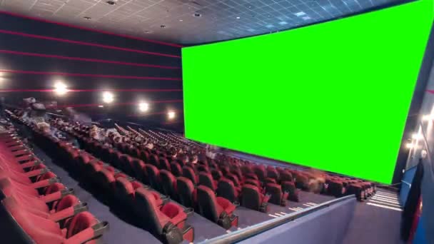 Kinosaal mit Zuschauern, roten Stühlen und grüner Projektionswand Zeitraffer