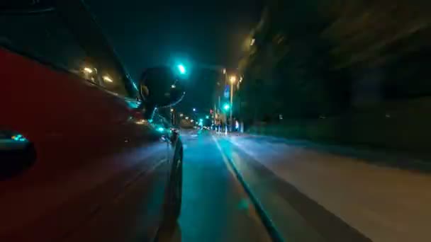 Ar pohybuje ve vysoké rychlosti, v noci ulicemi timelapse hyperlapse drivelapse. — Stock video