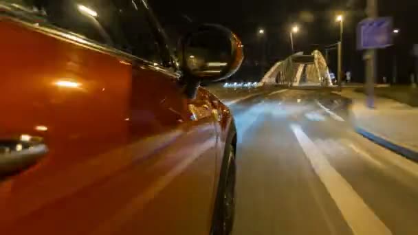 Автомобиль движется на высокой скорости по ночным улицам. . — стоковое видео