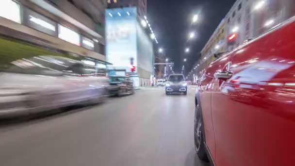 AR beweegt op hoge snelheid op de nacht avenue timelapse hyperlapse drivelapse. — Stockvideo
