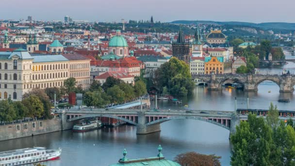 Widok anteny wieczorem Wełtawy i oświetlony mosty dzień do nocy timelapse, Praga — Wideo stockowe