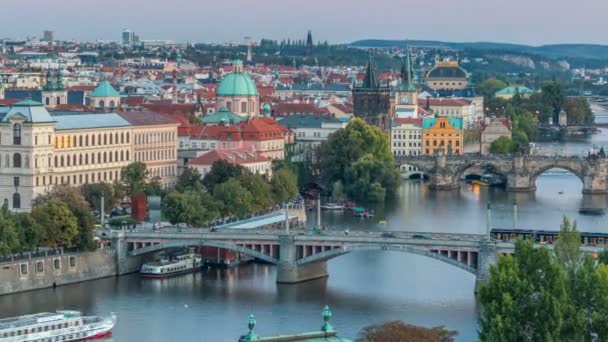 Widok anteny wieczorem Wełtawy i oświetlony mosty dzień do nocy timelapse, Praga — Wideo stockowe