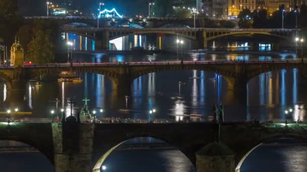 Letecké noční pohled na řeku Vltavu a osvětlené mosty timelapse, Praha — Stock video