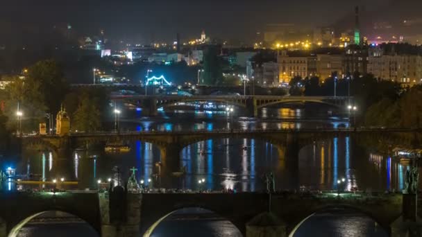 Vista aérea nocturna del río Moldava y puentes iluminados timelapse, Praga — Vídeo de stock