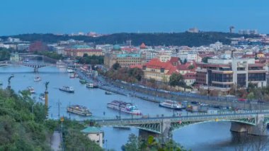 Hava akşam görünümü Vltava Nehri ve ışıklı köprü gün gece timelapse, Prag için