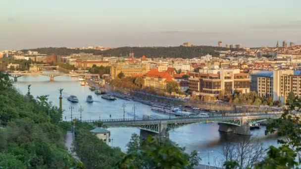Solnedgången Flygfoto över floden Vltava och broar kväll timelapse, Prag — Stockvideo