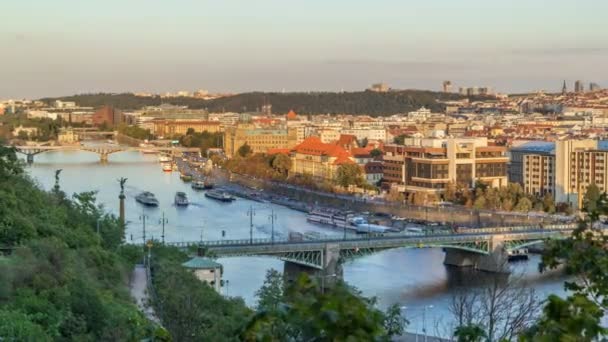 Letecký pohled na západ slunce z řeky Vltavy a mosty večer timelapse, Praha