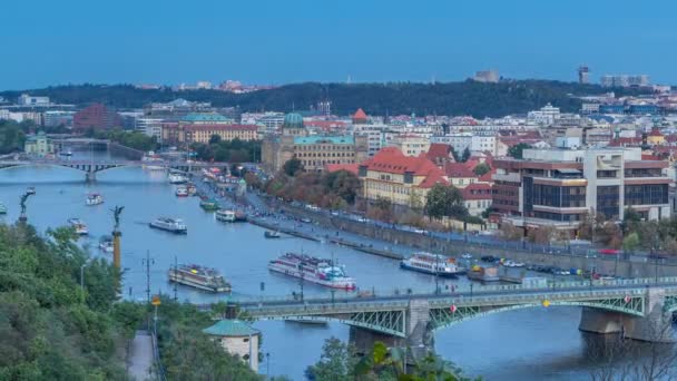 Vista aérea nocturna del río Moldava y puentes iluminados día a noche timelapse, Praga — Vídeo de stock