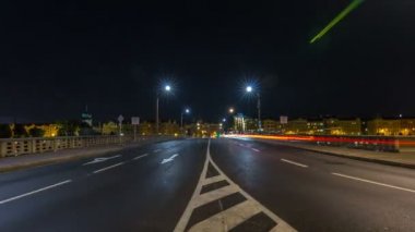 Prag timelapse, Çek Cumhuriyeti, merkezinde Nehri Vltava durgun sular Jiraskuv köprüden trafik.