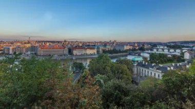 Gün batımı Panorama Prag Prag köprüler timelapse ve Wenceslas ile akşam.