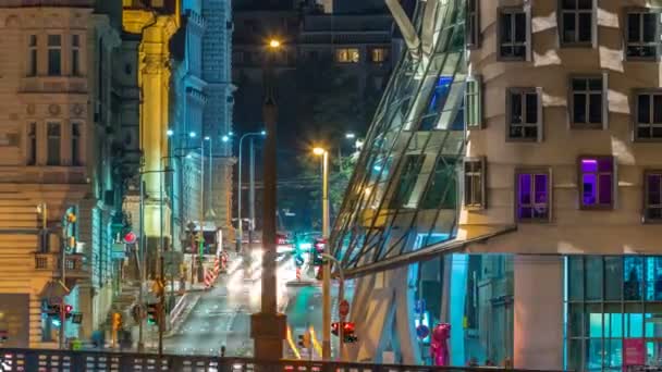 Circulation dans la rue près de Dancing house à Prague timelapse, République tchèque. Architecture moderne . — Video