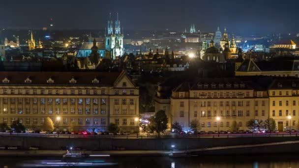 Nachtpanorama von Prag mit Moldau-Zeitraffer. — Stockvideo