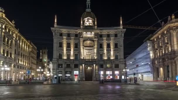 Piazza Cordusio är ett viktigt kommersiellt torg i den staden natt timelapse hyperlapse — Stockvideo