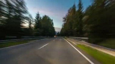 Avusturya, bir güzel sonbahar günü timelapse hyperlapse drivelapse Alpler'de asfalt yol