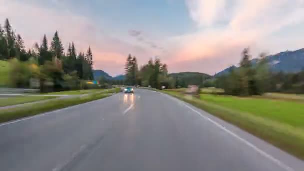 Asfaltweg in Oostenrijk, Alpen in een mooie herfstdag timelapse hyperlapse drivelapse — Stockvideo