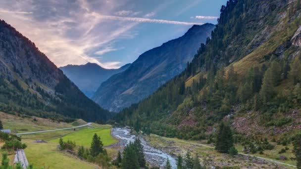 Salida del sol en los Alpes timelapse con impresionante luz y nubes. Tirol, Austria . — Vídeos de Stock