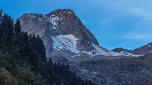 Zonsopgang in de Alpen timelapse met indrukwekkende licht en wolken. Tirol, Oostenrijk. — Stockvideo