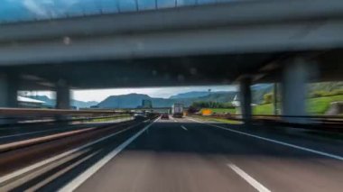 Dağlar ve çayırlar İtalya timelapse hyperlapse drivelapse içinde bir otoyolda sürüş
