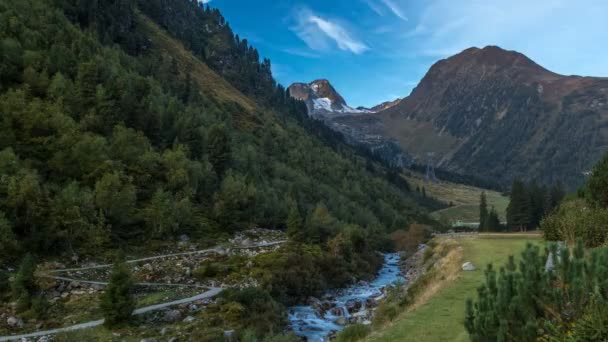 Východ slunce v Alpách timelapse s působivým světlem a mraky. Tyrolsko, Rakousko. — Stock video