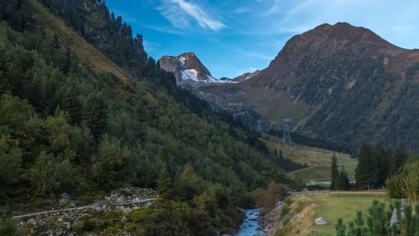 Východ slunce v Alpách timelapse s působivým světlem a mraky. Tyrolsko, Rakousko. — Stock video