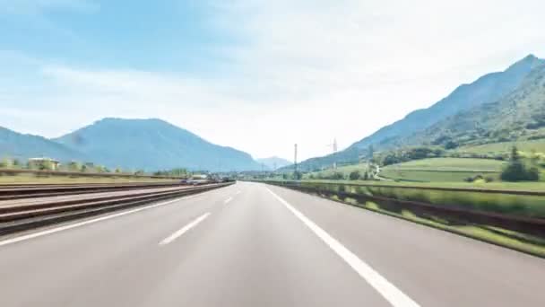 Conduire sur une autoroute à travers les montagnes et les prairies en Italie timelapse hyperlapse drivelapse — Video