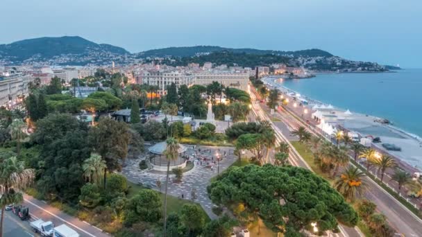 Panorama aéreo da noite de Nice dia a noite timelapse, França. Iluminado Old Town pequenas ruas e beira-mar após o pôr do sol — Vídeo de Stock