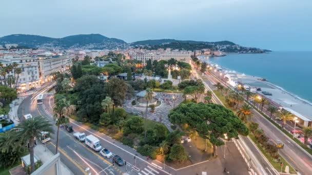 Aften antenne panorama af Nice dag til nat timelapse, Frankrig. Oplyste gamle bydel små gader og havnefronten efter solnedgang – Stock-video