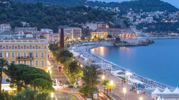 Panorama aéreo da noite de Nice dia a noite timelapse, França. Iluminado Old Town pequenas ruas e beira-mar após o pôr do sol — Vídeo de Stock