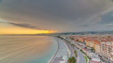 Günbatımı güzel şehir ve Akdeniz hava timelapse