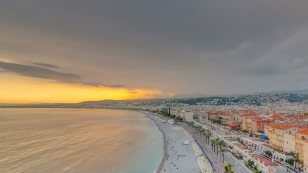 Zachód słońca nad ładne miasto i Morze Śródziemne antenowe timelapse — Wideo stockowe