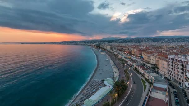 Panorama nad pěkné město a Středozemního moře letecký den na noční timelapse — Stock video