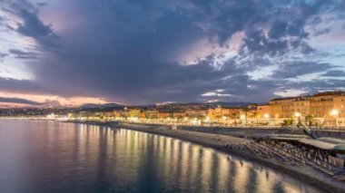 Waterfront güzel şehir ve Akdeniz deniz gün gece geçiş timelapse için. Melekler Körfezi su yansıması ile gezinti dramatik gökyüzü ile Cote dazur, French Riviera, Fransa