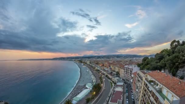 Panorama nad pěkné město a Středozemního moře letecký den na noční timelapse — Stock video